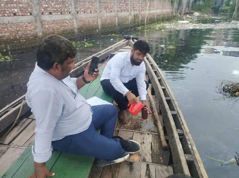 নদীতে জল পরীক্ষা করছেন দুই ব্যক্তি, পরিবেশ সংরক্ষণে উদ্যোগ।. Channel i News - চ্যানেল আই নিউজ