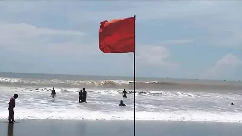বঙ্গোপসাগরে লঘুচাপের কারণে সমুদ্র সৈকত ও পর্যটকদের দৃশ্য. Channel i News - চ্যানেল আই নিউজ