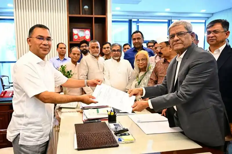 বিএনপির চূড়ান্ত প্রার্থী মির্জা ফখরুলের হাতে মনোনয়নপত্র তুলে দিচ্ছেন একজন কর্মকর্তা. Channel i News - চ্যানেল আই নিউজ