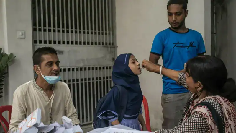 বাংলাদেশে দুই ডোজ কলেরার টিকা নেওয়া মানুষদের ছবি।. Channel i News - চ্যানেল আই নিউজ