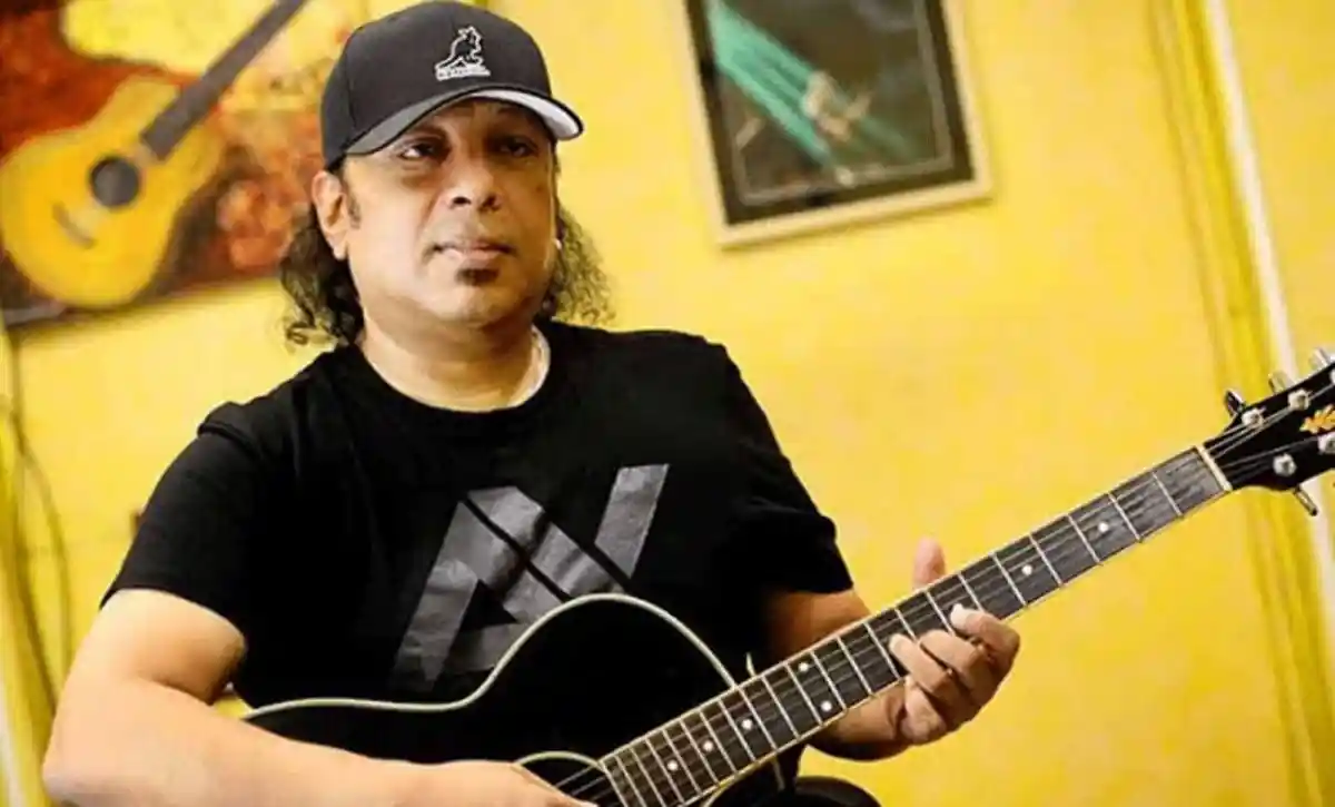 আইয়ুব বাচ্চুর জন্মদিনে গানের পরিবেশনা, গিটার ও ক্যাপ পরা শিল্পী. Channel i News - চ্যানেল আই নিউজ