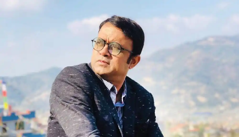 প্রফুল্ল ব্যক্তির ছবি, আকাশ ও পাহাড়ের পটভূমিতে. Channel i News - চ্যানেল আই নিউজ