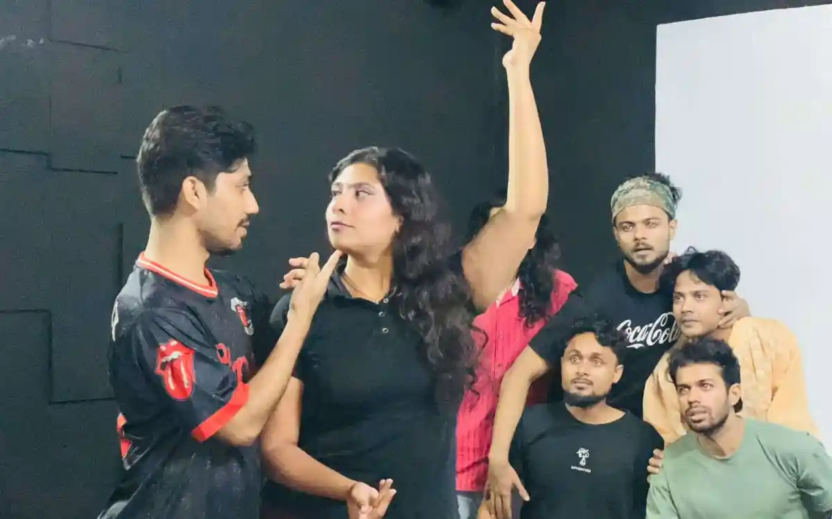 ঢাকার মঞ্চে 'দ্য আলকেমিস্ট' নাটকের দৃশ্য, অভিনেতা ও অভিনেত্রী পারফর্ম করছে. Channel i News - চ্যানেল আই নিউজ