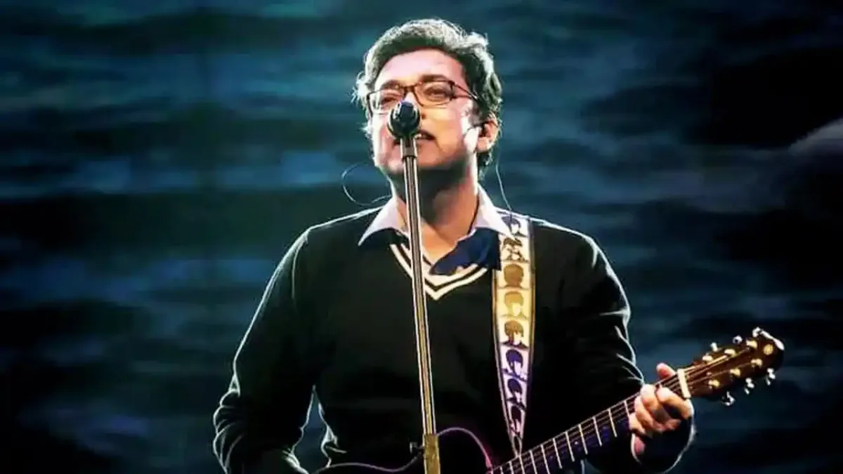 সংগীতশিল্পী অনুপম গিটার বাজাচ্ছেন, স্টেজে পারফর্ম করছেন. Channel i News - চ্যানেল আই নিউজ