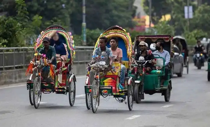 বিভিন্ন রঙের অটোরিকশা ও সাইকেল রিকশা শহরের রাস্তায় চলাচল করছে।. Channel i News - চ্যানেল আই নিউজ