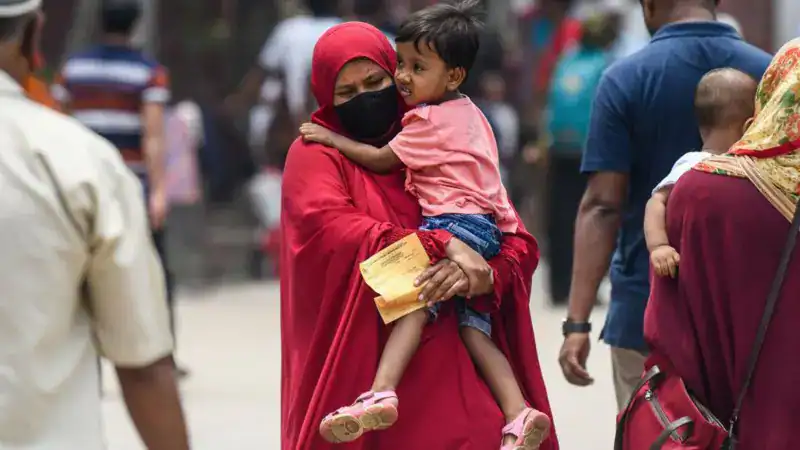 বাংলাদেশে করোনার টিকা নেওয়া মানুষের ছবি, জনসমাগমে স্বাস্থ্য সচেতনতা. Channel i News - চ্যানেল আই নিউজ