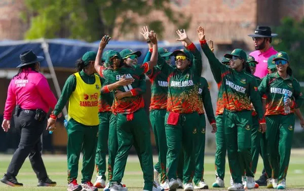 বাংলাদেশ নারী ক্রিকেট দলের খেলোয়াড়রা উল্লাসে মেতে উঠেছে. Channel i News - চ্যানেল আই নিউজ
