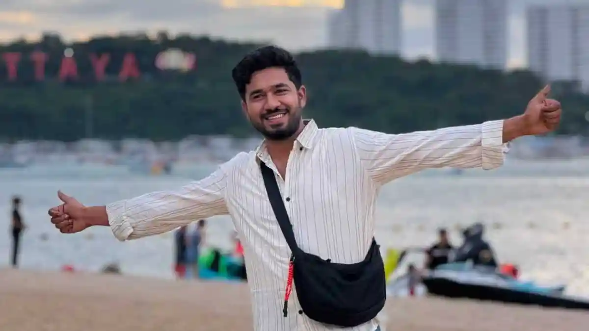 খায়রুল বাসার সমুদ্রের পাশে হাসিমুখে পোজ দিচ্ছেন. Channel i News - চ্যানেল আই নিউজ