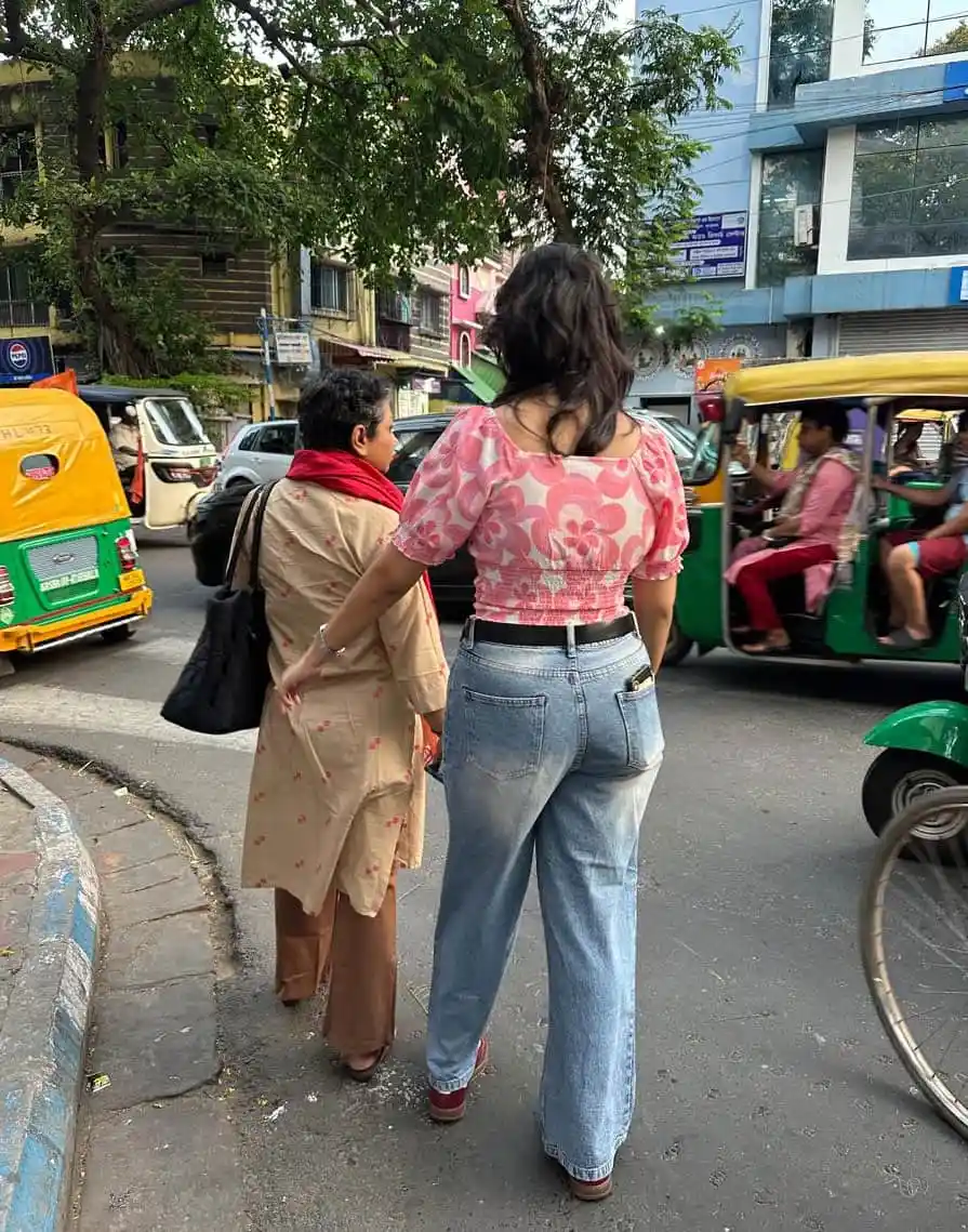 শহরের রাস্তায় নারী ও যানবাহনের দৃশ্য, ব্যস্ততা প্রকাশ. Channel i News - চ্যানেল আই নিউজ