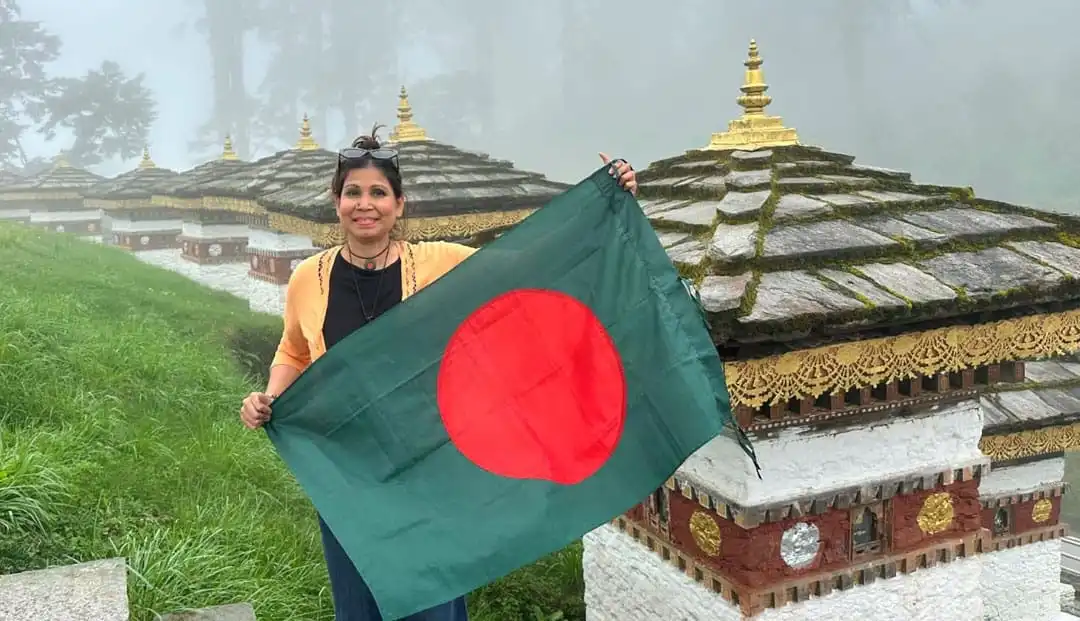 নাজমুন নাহার বাংলাদেশের পতাকা ধরে পাহাড়ি পরিবেশে. Channel i News - চ্যানেল আই নিউজ