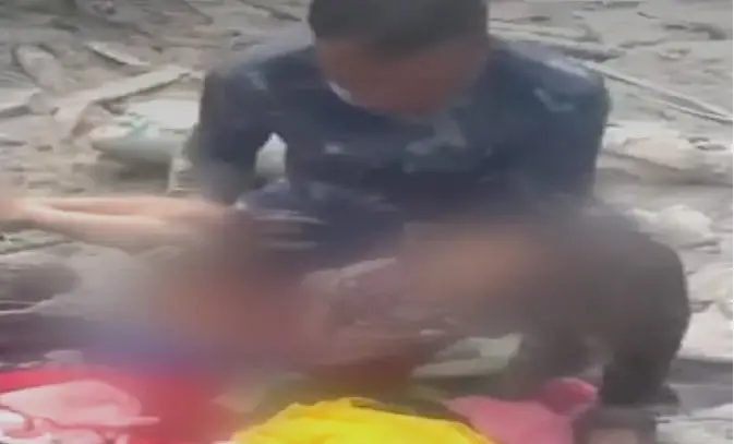 শিশু উদ্ধারকারীর সঙ্গে বাবা-মায়ের পুনর্মিলন, ধ্বংসস্তূপের মধ্যে. Channel i News - চ্যানেল আই নিউজ