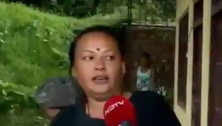 বন্যায় ক্ষতিগ্রস্ত নারী ও শিশুদের সাক্ষাৎকার নেওয়া হচ্ছে. Channel i News - চ্যানেল আই নিউজ