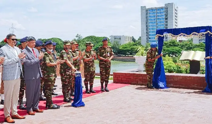সেনাপ্রধান তিন ভবনের উদ্বোধন অনুষ্ঠানে ১৪ দলকে পুরস্কার প্রদান করছেন. Channel i News - চ্যানেল আই নিউজ