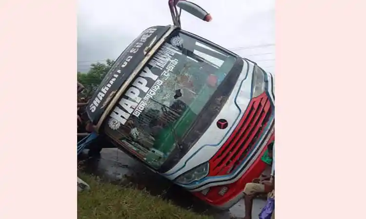 বাস উল্টে পড়েছে, শিক্ষার্থীরা আহত ও নিহতের আশঙ্কা. Channel i News - চ্যানেল আই নিউজ
