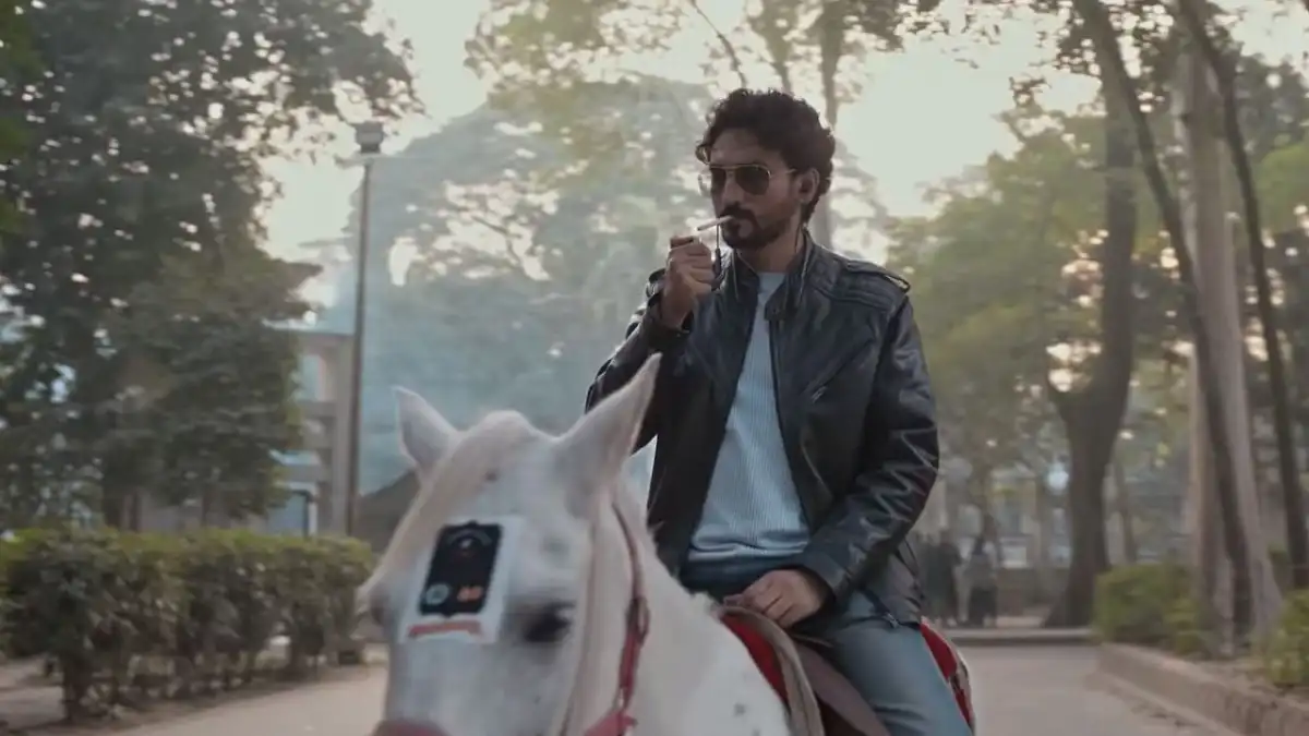 একজন যুবক ঘোড়ার সাথে বসে আছেন, প্রকৃতি পরিবেশে. Channel i News - চ্যানেল আই নিউজ