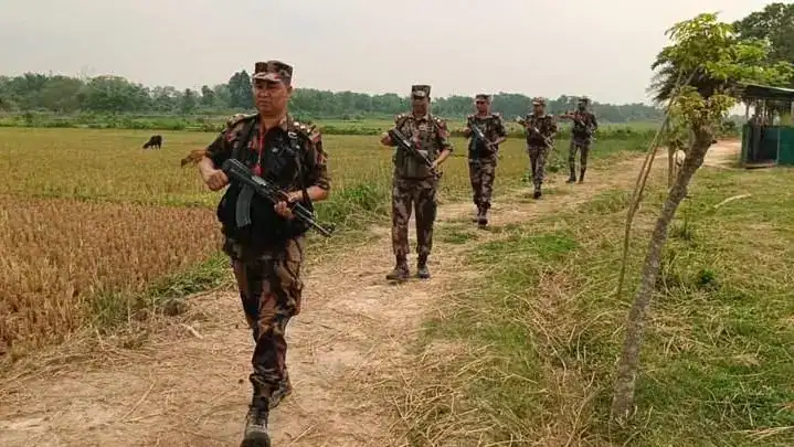 বাংলাদেশি সেনা সদস্যরা মাঠে টহল দিচ্ছেন।. Channel i News - চ্যানেল আই নিউজ