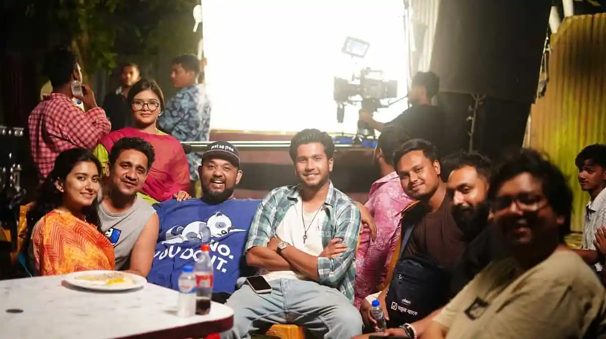 চ্যানেল আই অনলাইন এর সাংবাদিক ও কলাকুশলীরা শুটিং সেটে উপস্থিত. Channel i News - চ্যানেল আই নিউজ