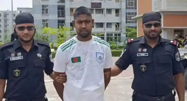 আটককৃত আসামি পুলিশের সঙ্গে হাতে হাত ধরা অবস্থায়. Channel i News - চ্যানেল আই নিউজ