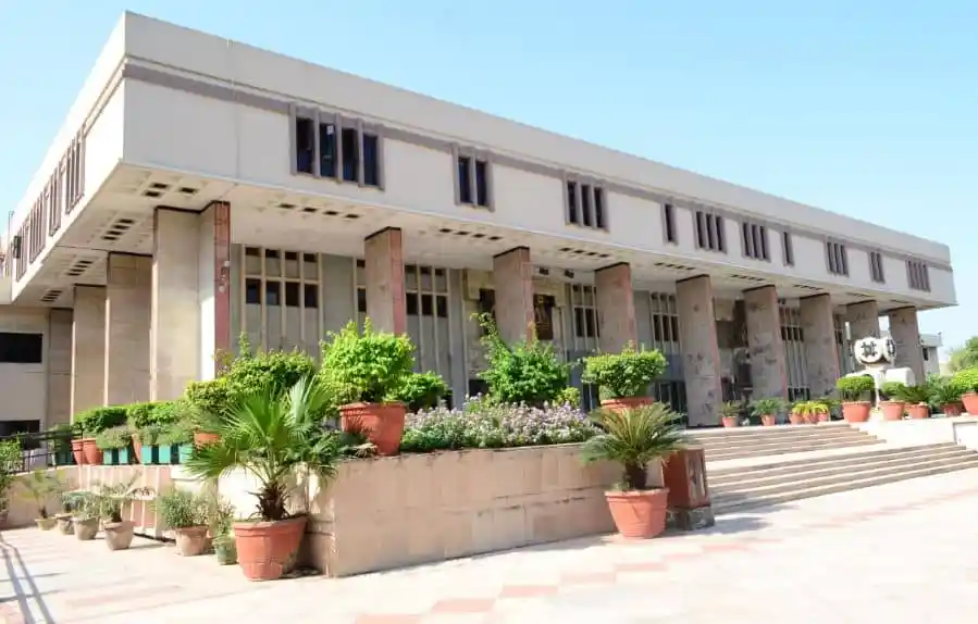দিল্লি হাইকোর্ট ভবন, নিরাপত্তা ব্যবস্থা দৃশ্যমান. Channel i News - চ্যানেল আই নিউজ