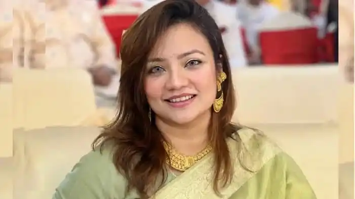 স্মার্ট মহিলা হাস্যোজ্জ্বল মুখের ছবি, বাংলার সংবাদ পোর্টাল চ্যানেল আই অনলাইনের জন্য. Channel i News - চ্যানেল আই নিউজ