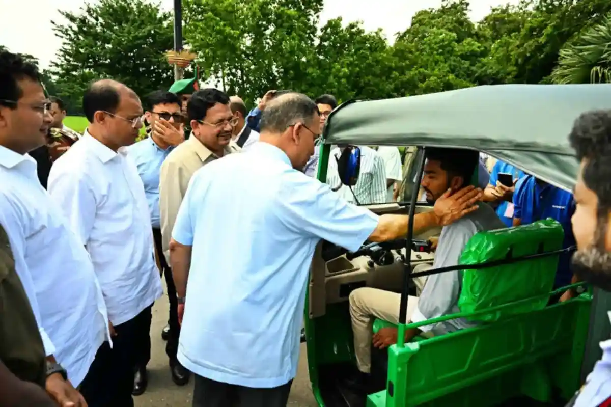 প্রধানমন্ত্রী যোদ্ধাদের সিএনজি ও রিকশা উপহার দিচ্ছেন. Channel i News - চ্যানেল আই নিউজ