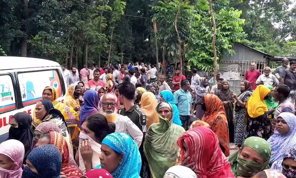 জনসমাগমের মধ্যে উত্তেজিত মানুষজন, চুরির ঘটনায় উত্তেজনা. Channel i News - চ্যানেল আই নিউজ