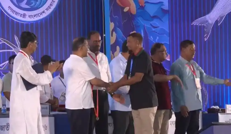 প্রধানমন্ত্রীর সাথে মৎস্য চাষ ও আহরণে সংশ্লিষ্ট ব্যক্তিরা সাক্ষাৎ. Channel i News - চ্যানেল আই নিউজ