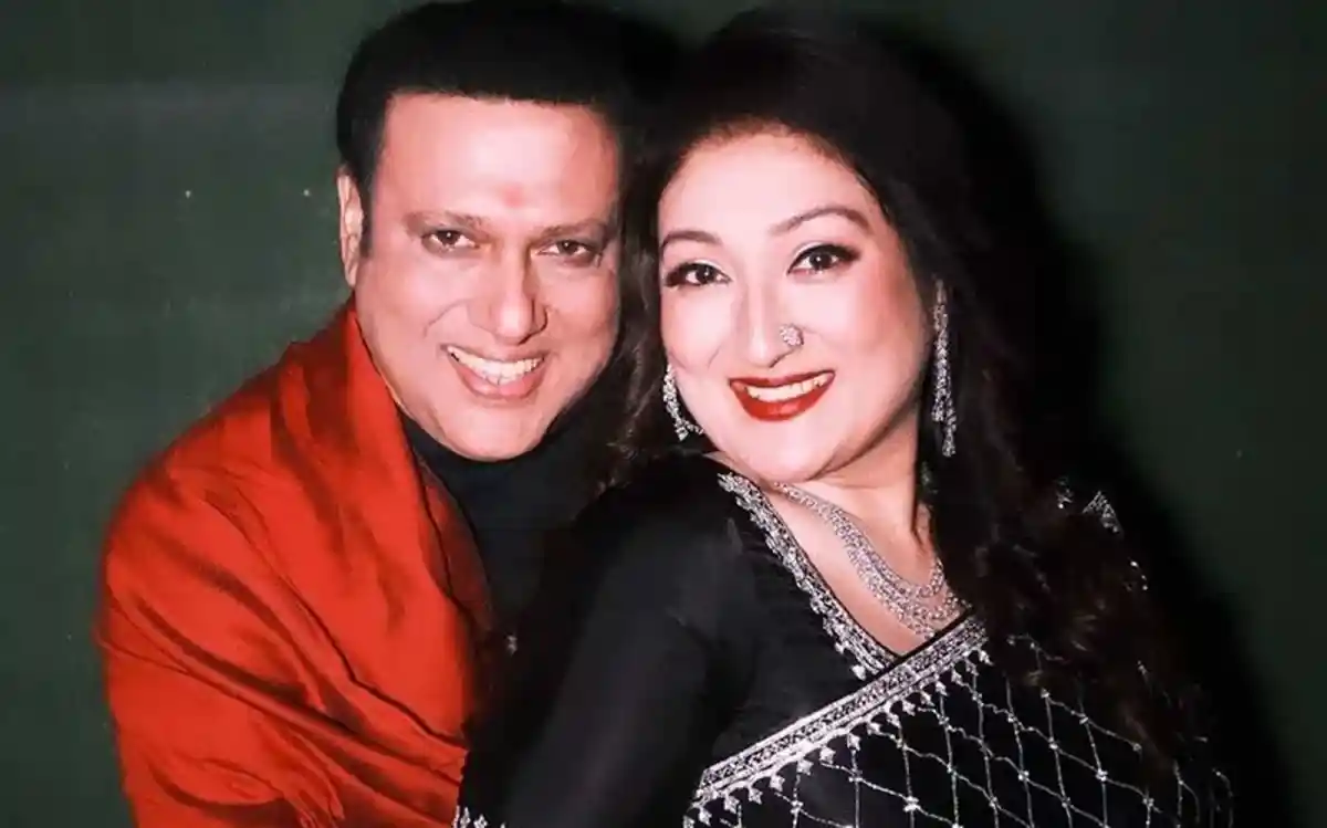 গোবিন্দ ও সুনিতা একসঙ্গে হাসিমুখে ছবি তুলেছেন. Channel i News - চ্যানেল আই নিউজ