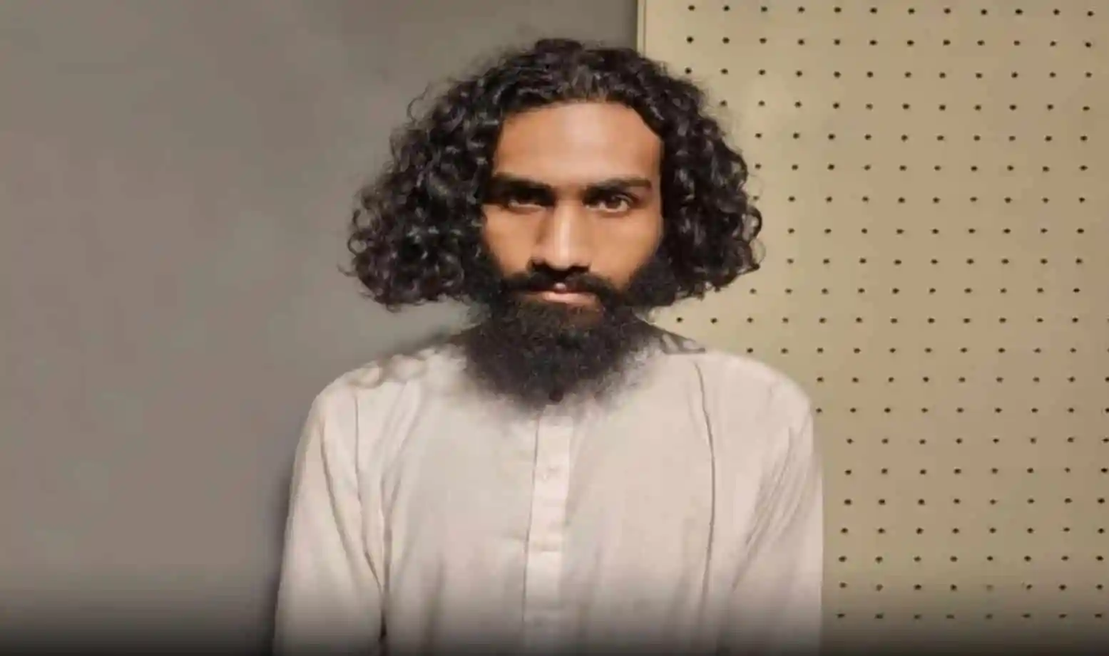 বৈচিত্র্যময় চুল ও দাড়ি সহ যুবক ব্যক্তির ছবি. Channel i News - চ্যানেল আই নিউজ