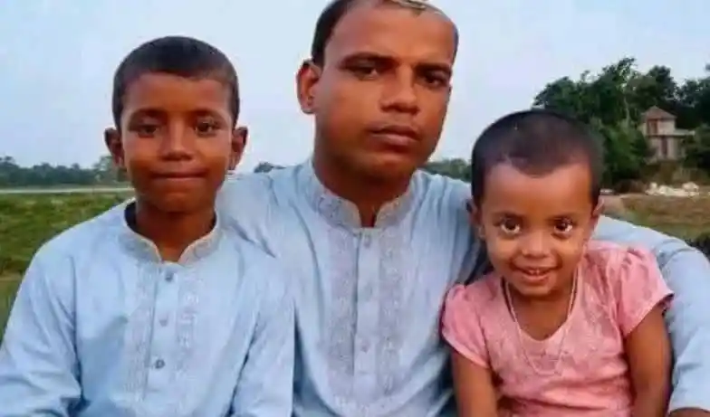 দুই শিশু সন্তান ও বাবা হাওরে বসে ছবি তুলছেন. Channel i News - চ্যানেল আই নিউজ