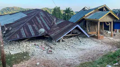 ইন্দোনেশিয়ায় শক্তিশালী ভূমিকম্পের কারণে ধ্বংসস্তূপ ও ক্ষতিগ্রস্ত বাড়ি. Channel i News - চ্যানেল আই নিউজ