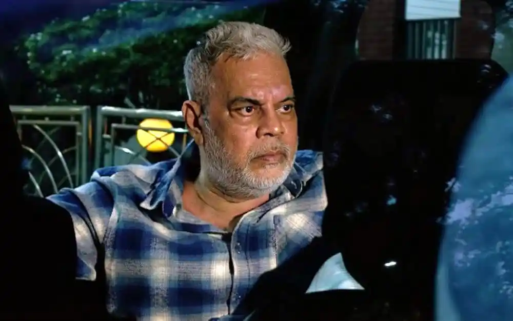 অভিনেতা একান্তে বসে থাকছেন, গভীর চিন্তায় মগ্ন. Channel i News - চ্যানেল আই নিউজ