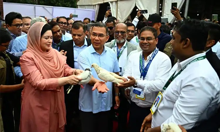 প্রধানমন্ত্রী ড্যাবের চিকিৎসকদের সঙ্গে পাখি উপহার গ্রহণ করছেন. Channel i News - চ্যানেল আই নিউজ