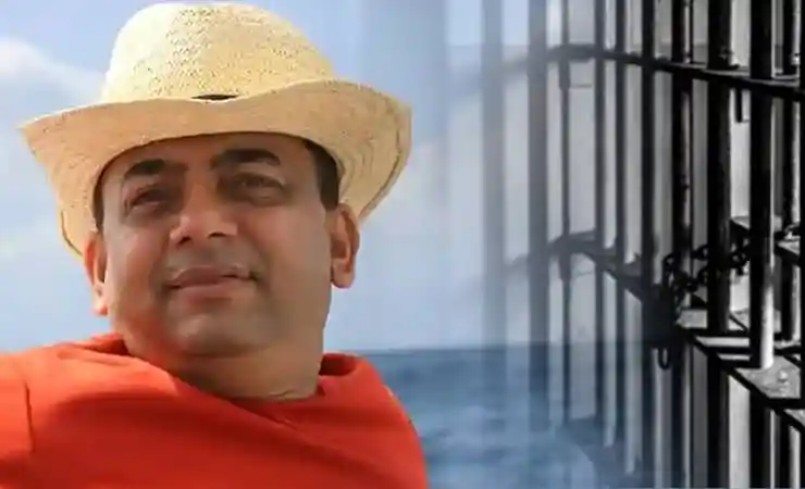 Benzer Jahangir wearing a straw hat and orange shirt, looking at the camera. Channel i News - চ্যানেল আই নিউজ