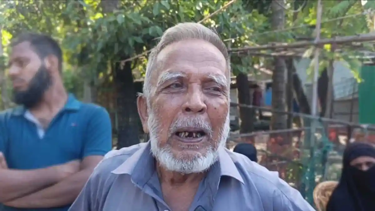 বয়সী একজন পুরুষের ছবি, তিনি outdoors, পরিবারের সঙ্গে বসে আছেন. Channel i News - চ্যানেল আই নিউজ