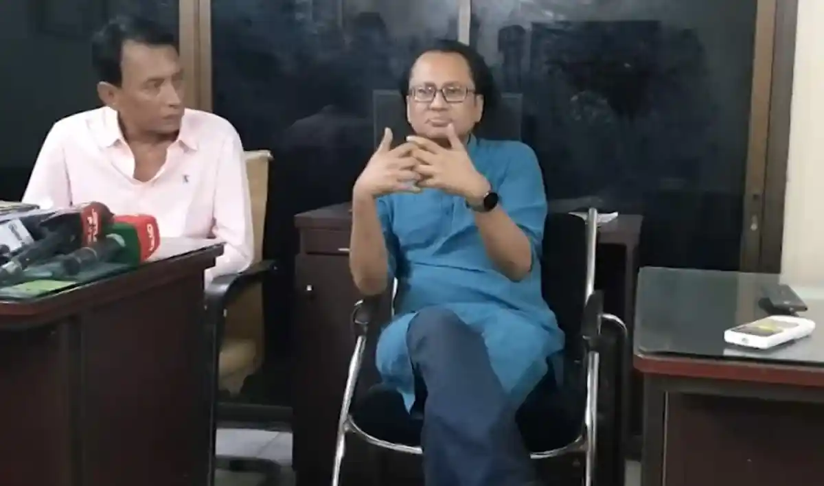 প্রধানমন্ত্রী পরিকল্পনা নিয়ে আলোচনা করছেন একজন ব্যক্তি. Channel i News - চ্যানেল আই নিউজ