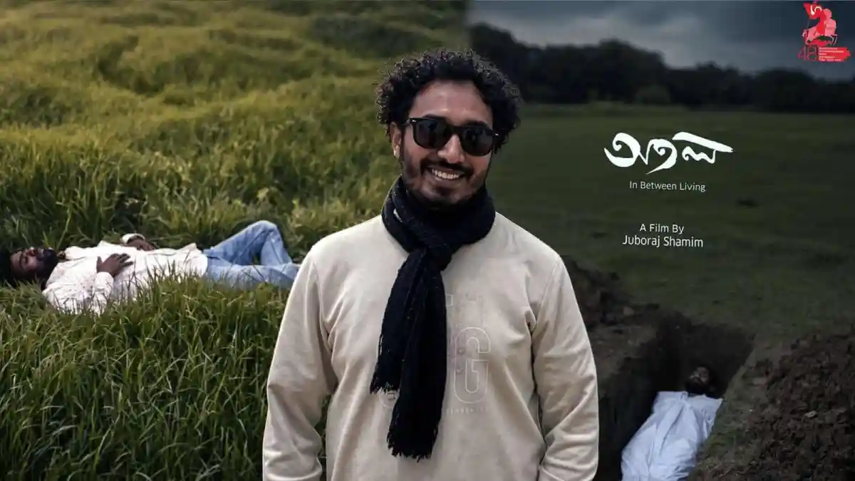 বাংলাদেশের কৃষি মাঠে একজন যুবক হাসিমুখে দাঁড়িয়ে. Channel i News - চ্যানেল আই নিউজ