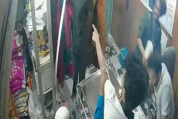 পশুচিকিৎসকের ওপর হামলার ভিডিও, নারীর গ্রেপ্তার. Channel i News - চ্যানেল আই নিউজ