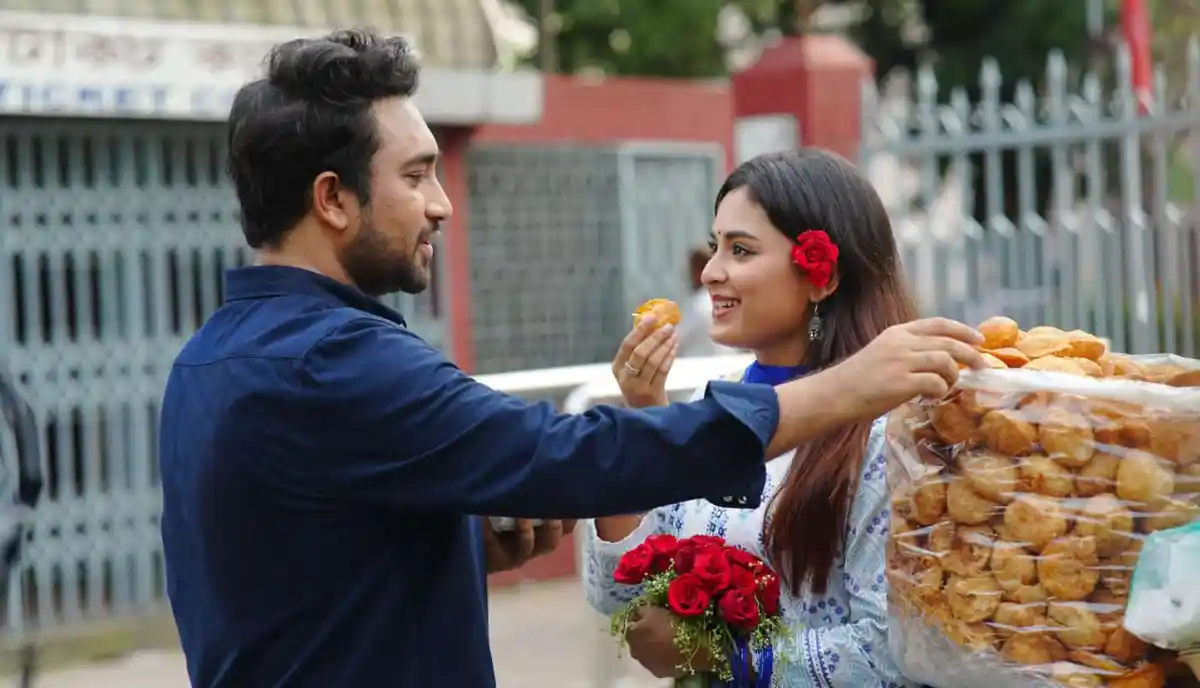 একজন পুরুষ ও মহিলার মধ্যে বন্ধুত্বপূর্ণ সম্পর্কের দৃশ্য. Channel i News - চ্যানেল আই নিউজ