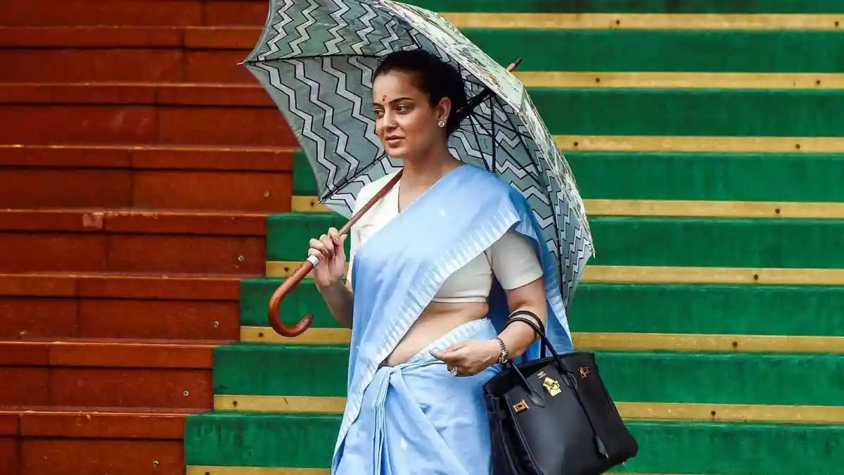 কঙ্গনা রনৌত সড়কে ছাতা নিয়ে হাঁটছেন, হালকা পোশাক পরা. Channel i News - চ্যানেল আই নিউজ
