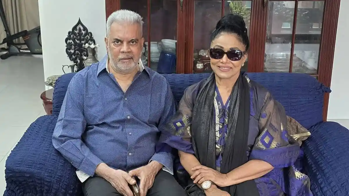 চিত্রনায়িকা রোজিনা ও কাঞ্চন একসঙ্গে বসে ছবি তুলেছেন. Channel i News - চ্যানেল আই নিউজ