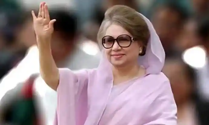 বেগম খালেদা জিয়া জনসম্মুখে হাসিমুখে waving করছেন. Channel i News - চ্যানেল আই নিউজ