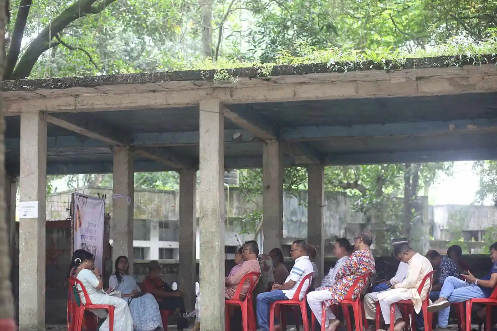 বৈঠকরত কবি ও সাহিত্যিকরা ভিন্নস্বরের তিন কবি অনুষ্ঠানে. Channel i News - চ্যানেল আই নিউজ
