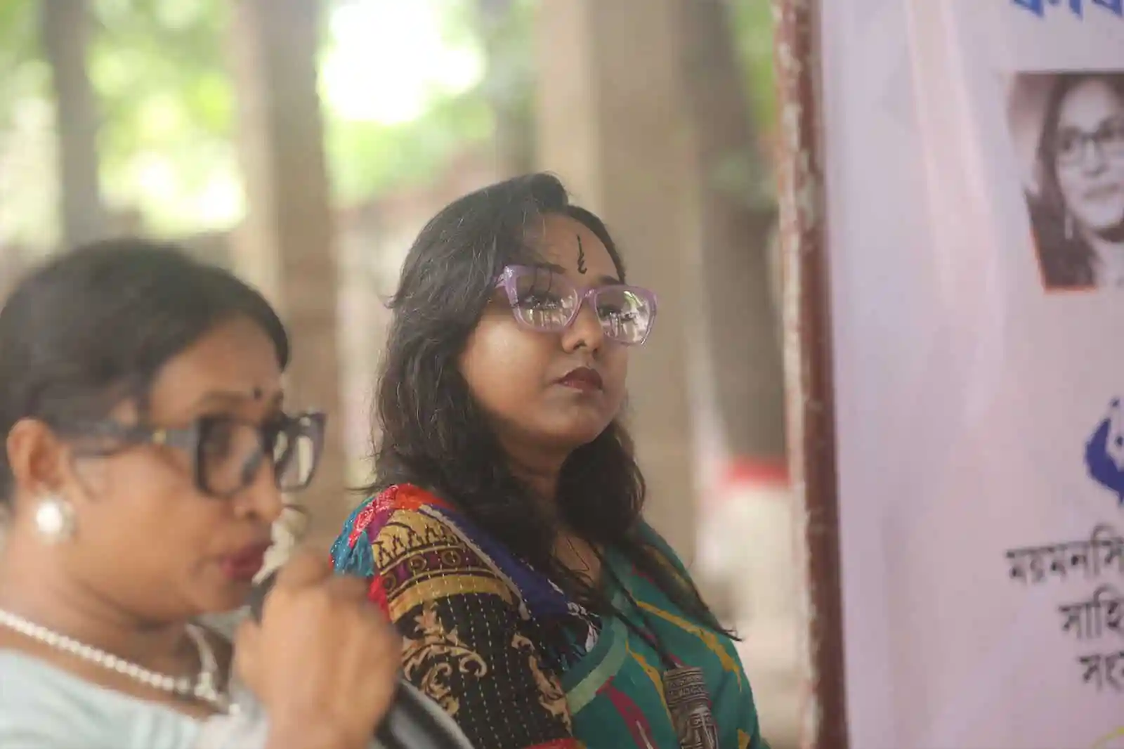 বাংলাদেশের কবি ও লেখকরা কবিতার আড্ডায় অংশগ্রহণ করছেন. Channel i News - চ্যানেল আই নিউজ