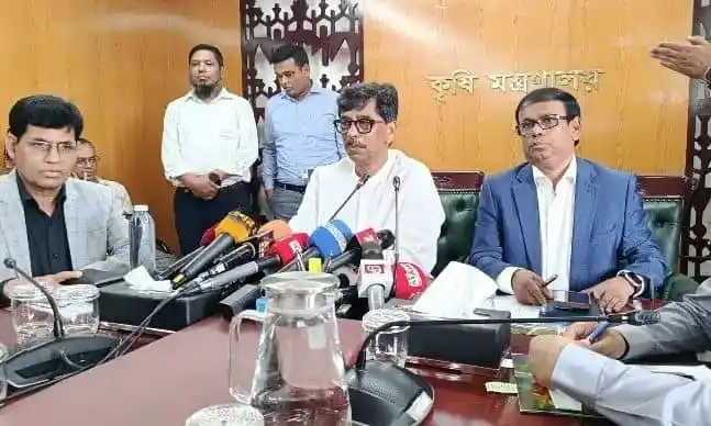 কৃষিমন্ত্রী সংবাদ সম্মেলনে বক্তব্য দিচ্ছেন, অন্যান্য কর্মকর্তারা পাশে আছেন. Channel i News - চ্যানেল আই নিউজ