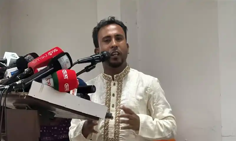 জনপ্রিয় বক্তা ভাষণ দিচ্ছেন, মিডিয়া কভারেজের জন্য প্রস্তুত. Channel i News - চ্যানেল আই নিউজ