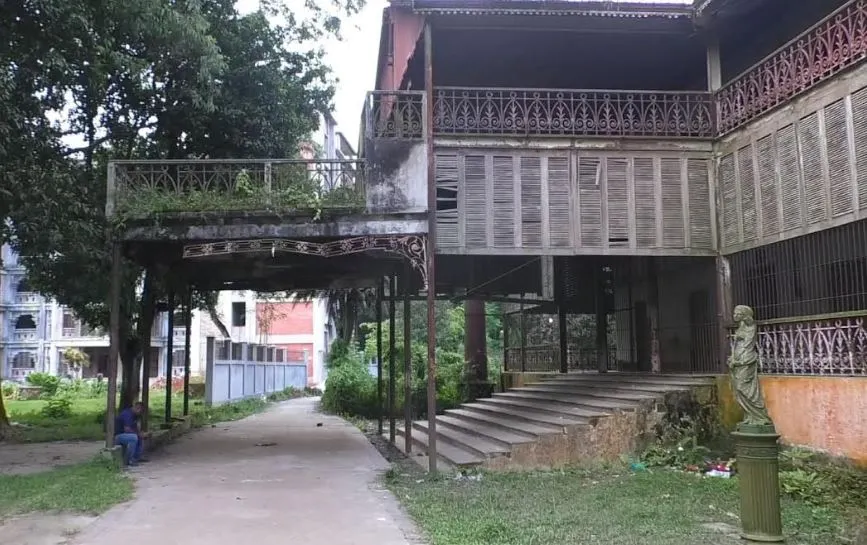 প্রাচীন ভবনের ধ্বংসাবশেষ, পুরনো স্থাপনা ও গাছের ছায়া. Channel i News - চ্যানেল আই নিউজ