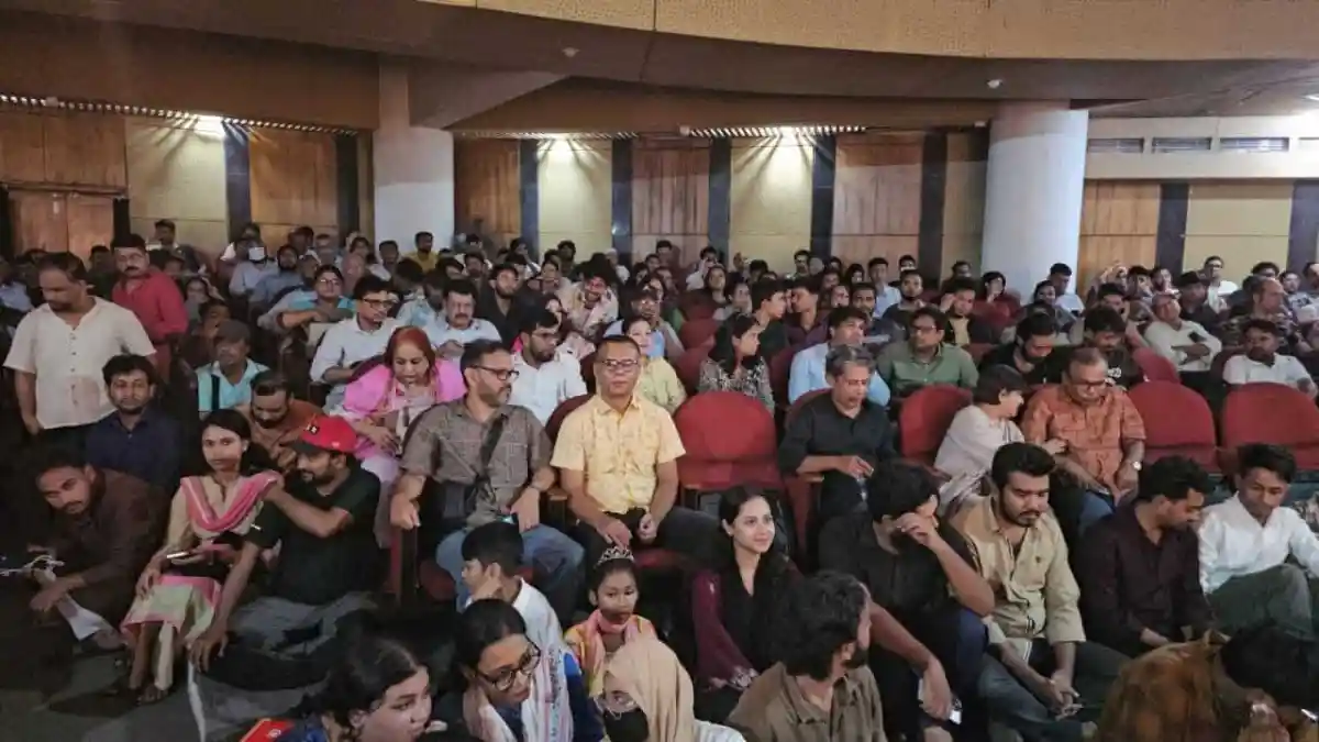 শিল্পকলায় ‘মাস্তুল’-এর হাউজফুল শোতে দর্শকরা উপভোগ করছেন. Channel i News - চ্যানেল আই নিউজ