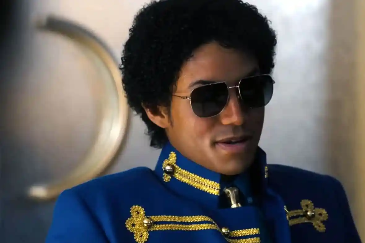 মাইকেল জ্যাকসনের স্টাইলিশ চেহারা, কালো চুল ও সানগ্লাসে. Channel i News - চ্যানেল আই নিউজ