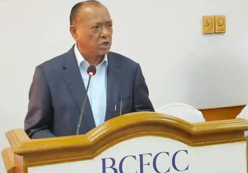 বিসিসি চেয়ারম্যান বক্তৃতা দিচ্ছেন, পত্রিকা ও মাইক্রোফোনের সামনে. Channel i News - চ্যানেল আই নিউজ